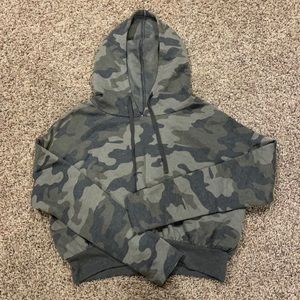 Cropped camo hoodie